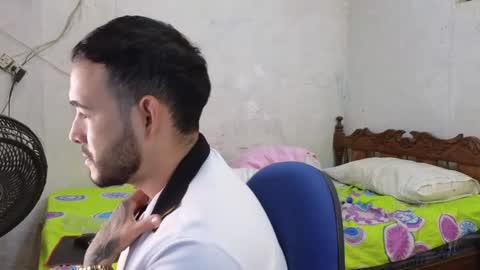 Snapshot of cris_simons chatting on January 3, 4:33 am cris_simons online show from January 3, 4:33 am