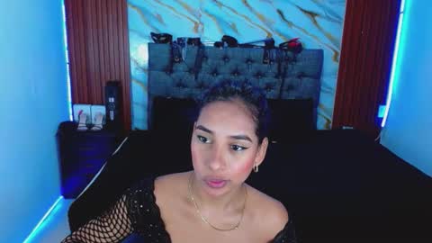 CRISANDMERY online show from December 3, 1:53 pm