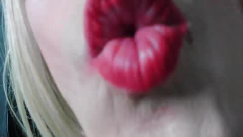 crislingery_doll online show from February 1, 11:21 am