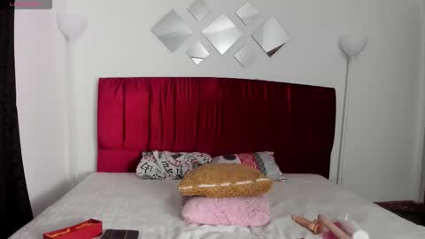 Snapshot of cristal_moon01 chatting on December 18, 9:21 pm cristal_moon01 online show from December 18, 9:21 pm