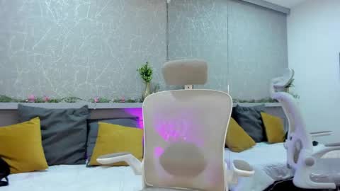 cristalbm_ online show from May 16, 4:31 am