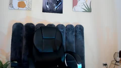 Snapshot of cristalfoxy_ chatting on June 11, 12:32 am cristalfoxy_ online show from June 11, 12:32 am