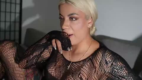 Snapshot of cristalhill chatting on January 19, 2:37 am Laura online show from January 19, 2:37 am