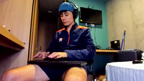 Snapshot of cristian_ortiz_1 chatting on August 6, 12:12 am Cristian online show from August 6, 12:12 am