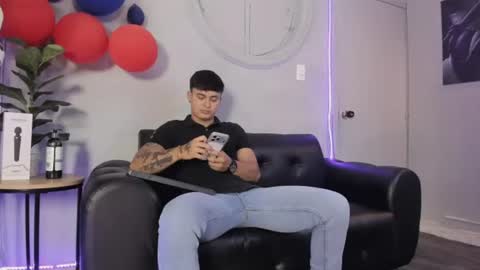 Snapshot of cristopher_strong chatting on June 19, 11:58 am Cristopher online show from June 19, 11:58 am