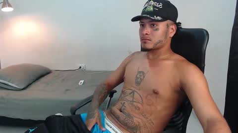 Snapshot of crow_black00 chatting on September 23, 6:27 am crow_black00 online show from September 23, 6:27 am