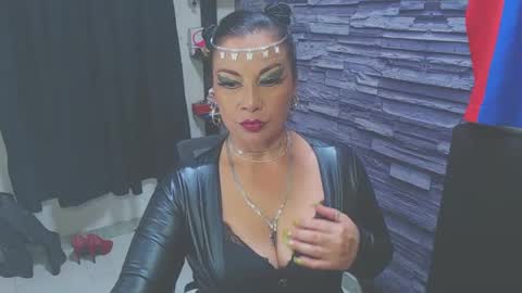cruela_deviil online show from September 12, 1:17 am