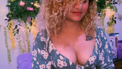 Snapshot of crysrus chatting on December 8, 12:07 am crysrus online show from December 8, 12:07 am