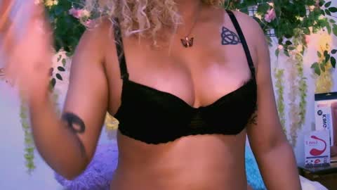 Snapshot of crysrus chatting on December 14, 2:56 am crysrus online show from December 14, 2:56 am