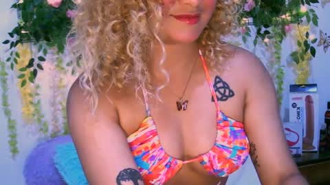 Snapshot of crysrus chatting on December 17, 12:23 am crysrus online show from December 17, 12:23 am