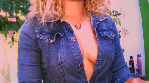 Snapshot of crysrus chatting on December 24, 12:11 am crysrus online show from December 24, 12:11 am