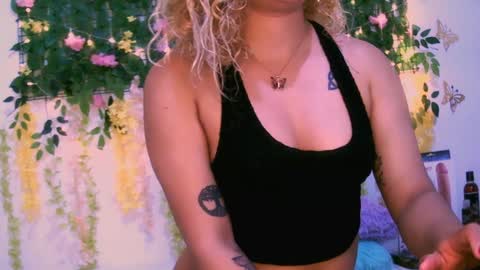 Snapshot of crysrus chatting on December 24, 8:27 pm crysrus online show from December 24, 8:27 pm