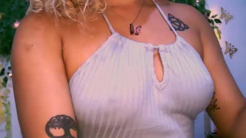 Snapshot of crysrus chatting on February 23, 12:51 am crysrus online show from February 23, 12:51 am