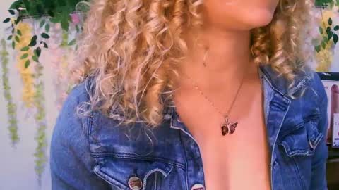 Snapshot of crysrus chatting on March 7, 2:36 am crysrus online show from March 7, 2:36 am