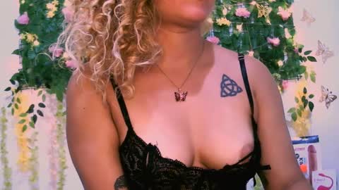 Snapshot of crysrus chatting on March 9, 12:21 am crysrus online show from March 9, 12:21 am