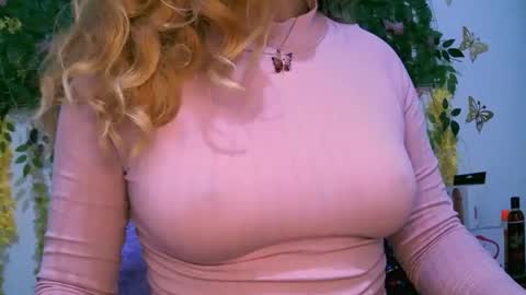 Snapshot of crysrus chatting on October 24, 1:03 am crysrus online show from October 24, 1:03 am