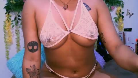 Snapshot of crysrus chatting on October 30, 12:56 am crysrus online show from October 30, 12:56 am