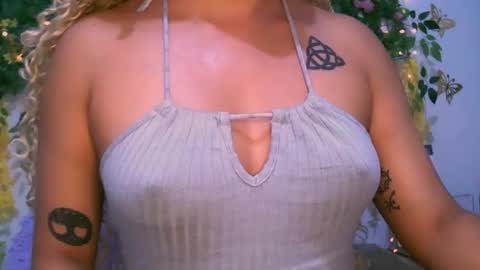 Snapshot of crysrus chatting on December 1, 12:04 am crysrus online show from December 1, 12:04 am