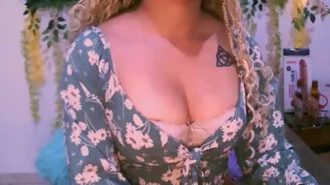 Snapshot of crysrus chatting on December 5, 2:09 am crysrus online show from December 5, 2:09 am