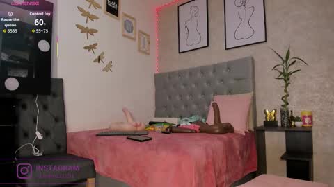 Snapshot of crystal_beennz chatting on December 17, 3:23 am online show from December 17, 3:23 am