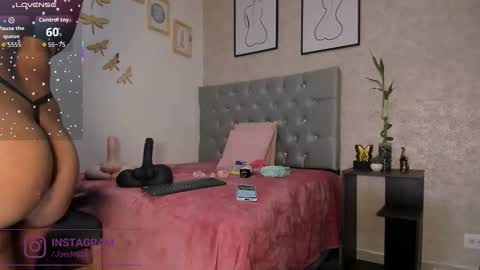 Snapshot of crystal_beennz chatting on February 20, 3:14 am online show from February 20, 3:14 am