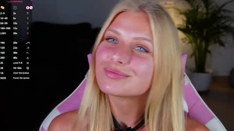 Snapshot of crystal_blond chatting on May 27, 8:39 pm Crystal online show from May 27, 8:39 pm