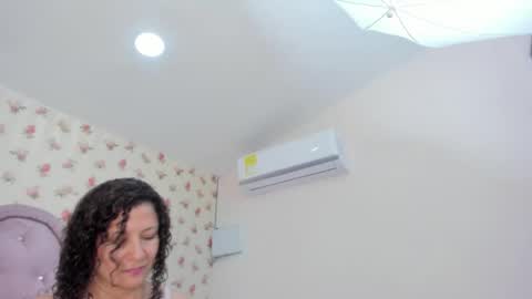 Snapshot of crystal_watson0 chatting on May 29, 2:15 pm Milf Latina online show from May 29, 2:15 pm