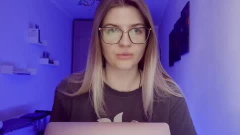 crystalblush01 online show from May 5, 11:29 am