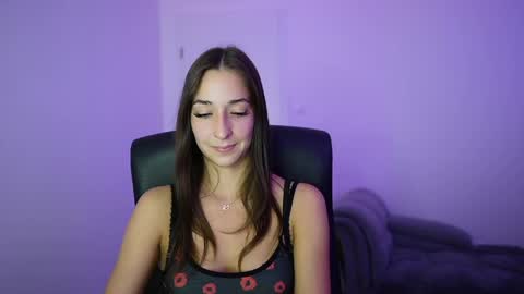 Snapshot of crystalbrunette18 chatting on June 1, 7:37 pm Crystalbrunette18 online show from June 1, 7:37 pm