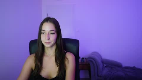 Snapshot of crystalbrunette18 chatting on June 28, 5:19 pm Crystalbrunette18 online show from June 28, 5:19 pm