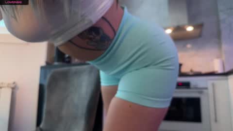 Snapshot of crystalnova_ chatting on April 22, 11:34 am Kristina online show from April 22, 11:34 am