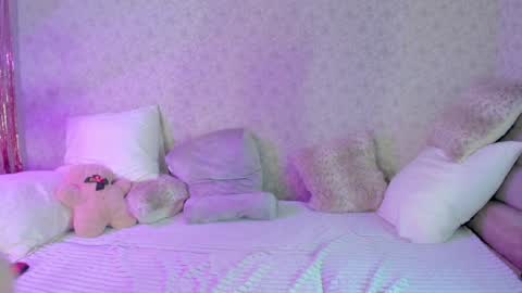 Snapshot of crystalnut chatting on December 2, 4:42 am Maria online show from December 2, 4:42 am