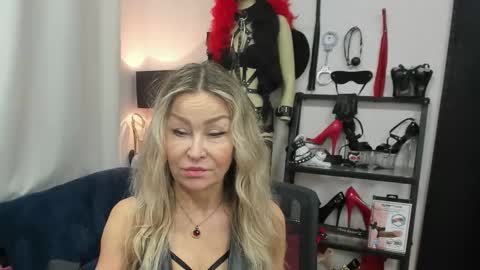 CrystalHotty online show from December 19, 6:09 am