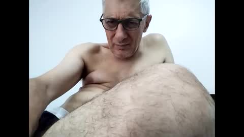 Snapshot of cucaio18 chatting on June 11, 3:15 am BIG UNCUT HARD COCK online show from June 11, 3:15 am