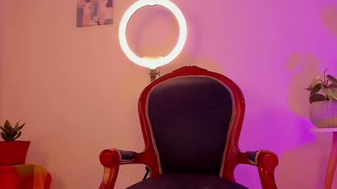 Snapshot of cuddlingbunnny chatting on December 1, 10:43 pm Leonela online show from December 1, 10:43 pm