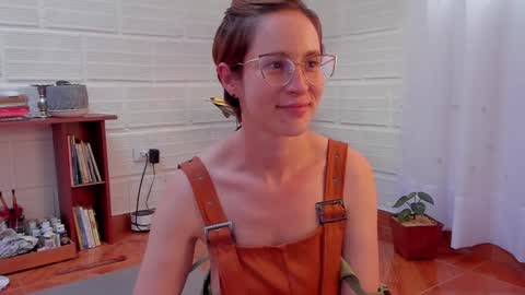 Snapshot of cuddlingbunnny chatting on January 18, 9:45 pm Leonela online show from January 18, 9:45 pm