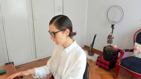 Snapshot of cuddlingbunnny chatting on November 30, 2:43 pm Leonela online show from November 30, 2:43 pm