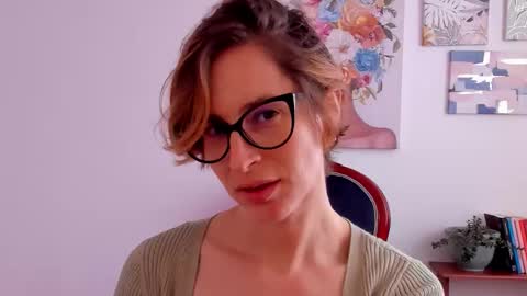 Snapshot of cuddlingbunnny chatting on December 5, 5:20 pm Leonela online show from December 5, 5:20 pm