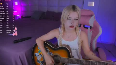 Snapshot of cuddly_kitten chatting on September 24, 10:35 pm Cuddly Kitten online show from September 24, 10:35 pm