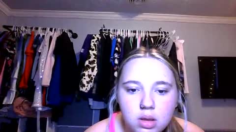 Snapshot of cuntycassie chatting on May 13, 10:27 pm cuntycassie online show from May 13, 10:27 pm