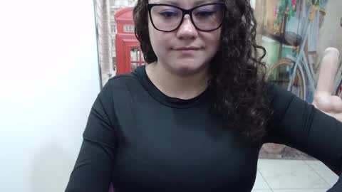 Snapshot of curly_greeneyed chatting on November 5, 6:30 pm Vannesa online show from November 5, 6:30 pm