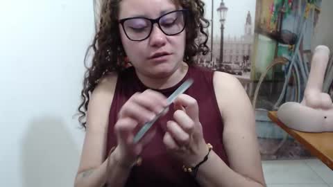 Snapshot of curly_greeneyed chatting on December 15, 8:57 pm Vannesa online show from December 15, 8:57 pm