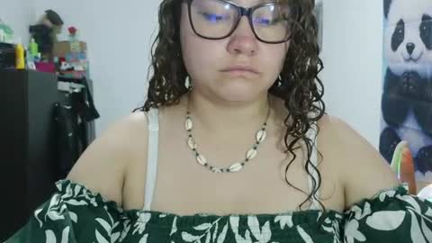 Snapshot of curly_greeneyed chatting on June 24, 12:20 am Vannesa online show from June 24, 12:20 am