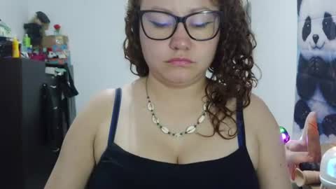 Snapshot of curly_greeneyed chatting on June 25, 2:11 am Vannesa online show from June 25, 2:11 am