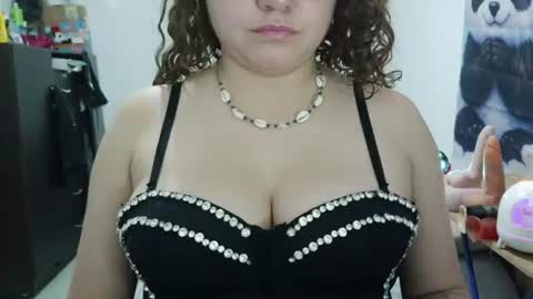 Snapshot of curly_greeneyed chatting on June 26, 1:43 am Vannesa online show from June 26, 1:43 am