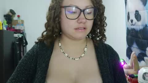 Snapshot of curly_greeneyed chatting on July 2, 3:23 am Vannesa online show from July 2, 3:23 am
