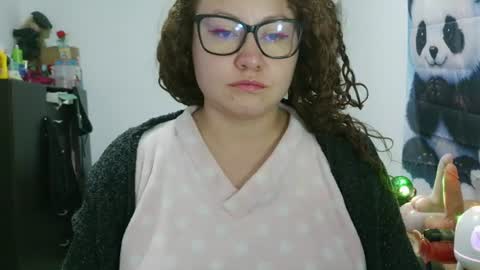Snapshot of curly_greeneyed chatting on July 4, 5:02 am Vannesa online show from July 4, 5:02 am