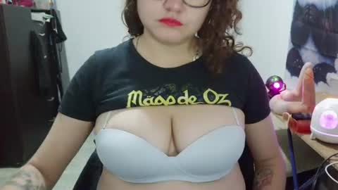 Snapshot of curly_greeneyed chatting on July 10, 2:38 am Vannesa online show from July 10, 2:38 am