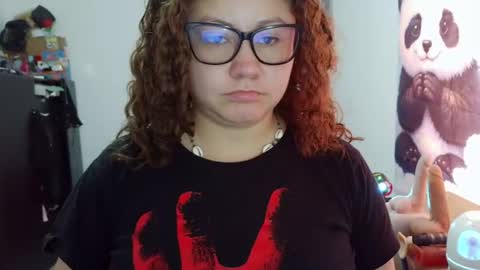 Snapshot of curly_greeneyed chatting on July 22, 6:32 pm Vannesa online show from July 22, 6:32 pm