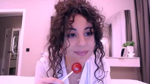 curly_jade_ online show from April 15, 5:20 pm